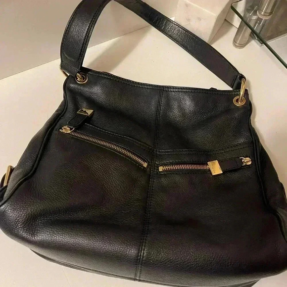 Michael Kors Black Leather Shoulder bag with Gold Hardware Zipper - Picture 7 of 16